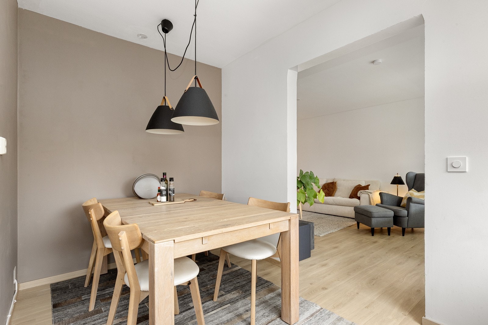 Avsatt plass på kjøkken til spisebord Galleribilde