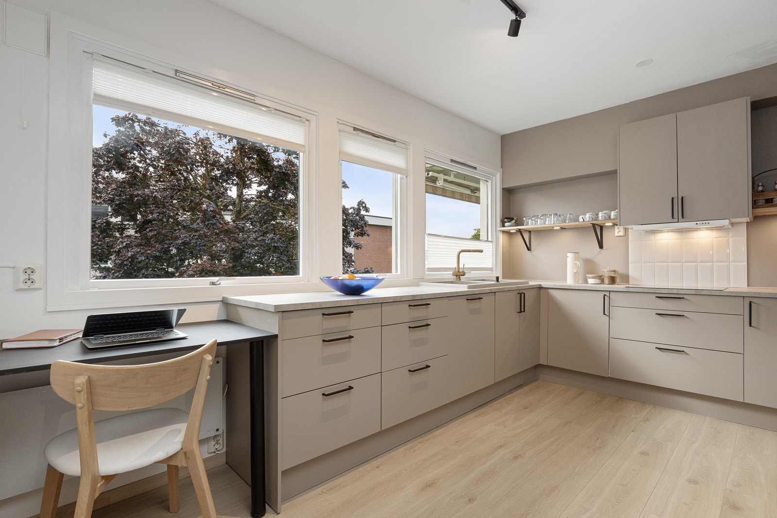 Praktisk avsatt plass for hjemmekontorløsning Galleribilde