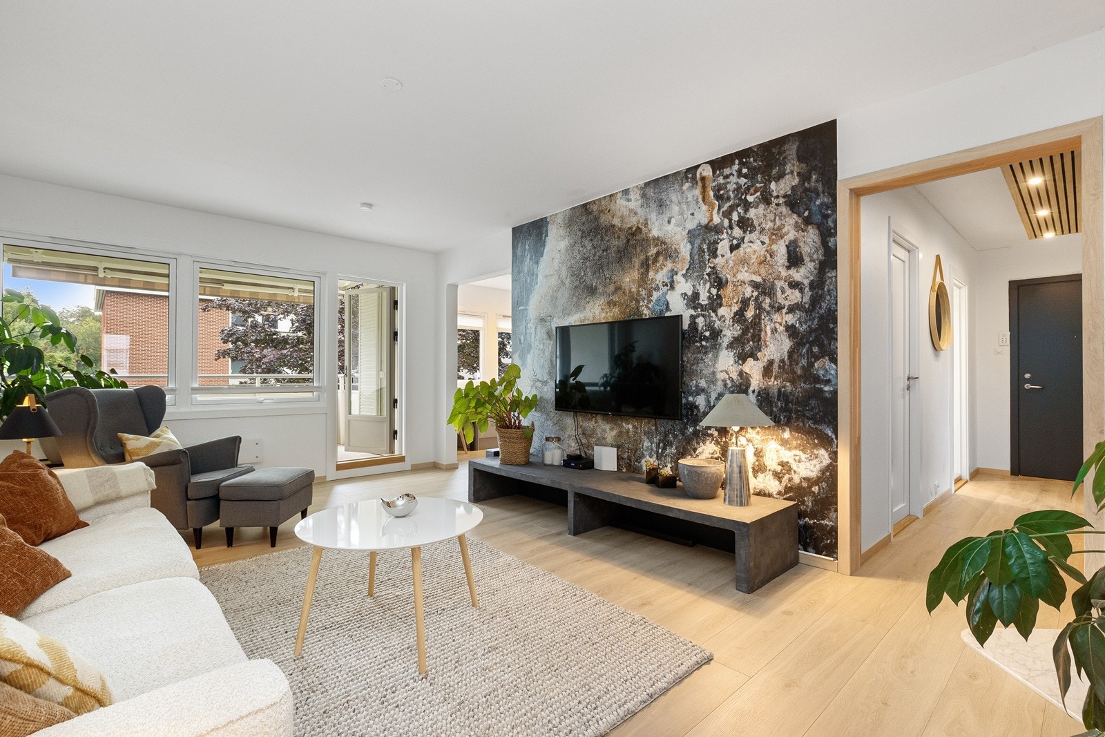 Romslig stue med peisovn (Dekorvegg er i dag lysmalt) Galleribilde