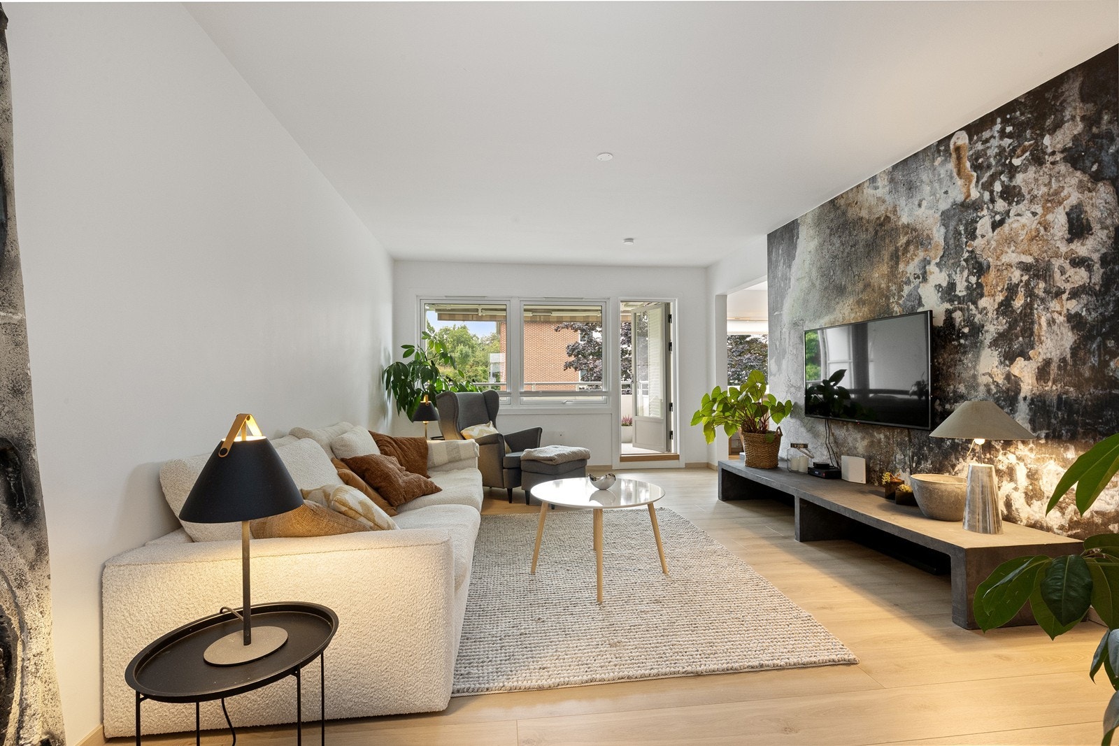 Utgang fra stuen til stor balkong (Dekorvegg er i dag lysmalt) Galleribilde