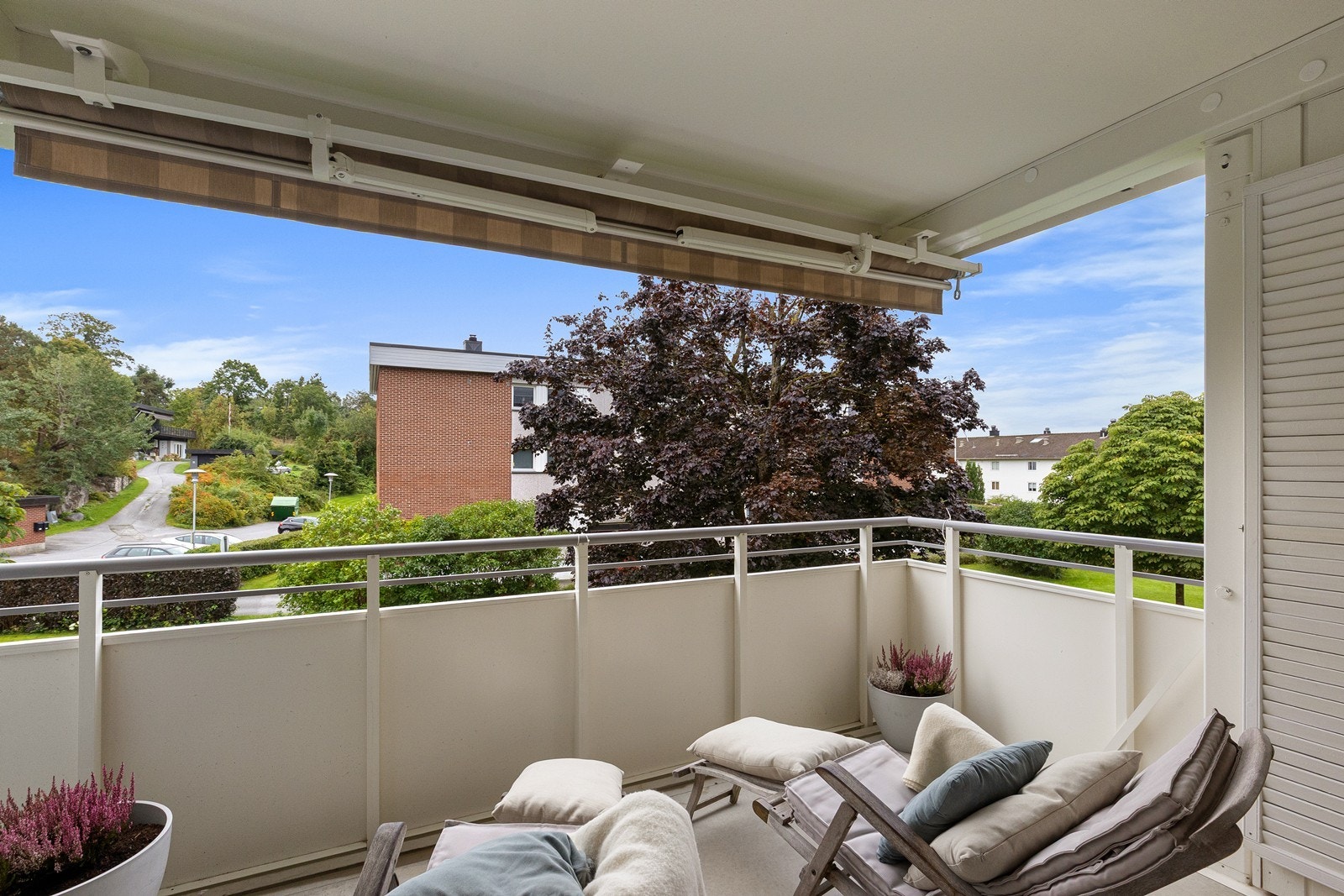 Hyggelig utsyn mot hagen Galleribilde