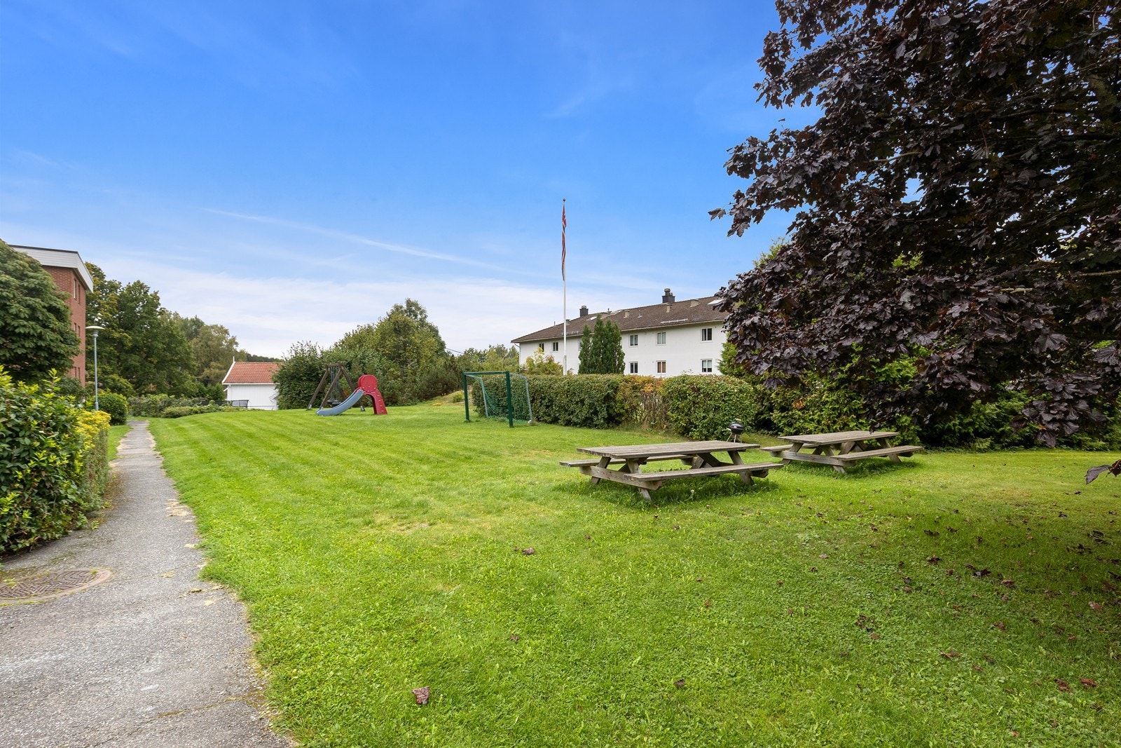 Borettslagets tomt er pent opparbeidet og med avsatt plass for lek og moro Galleribilde