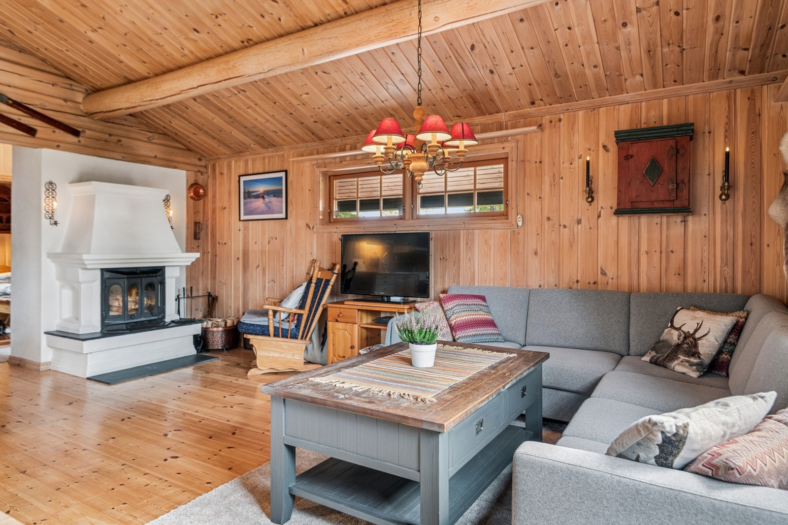 I stuen er det en koselig og fin peisinnsats som gir koselig stemning når mørket senker seg Galleribilde