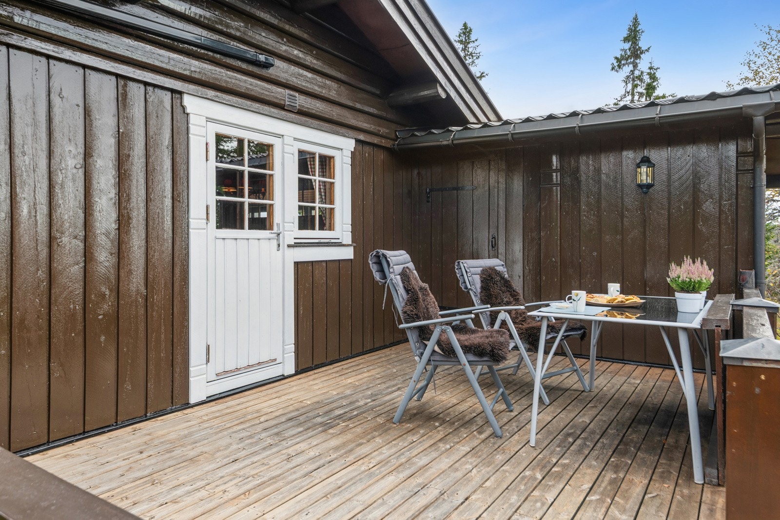 Terrassen har en skjermet og lun uteplass hvor solen kan nytes i store deler av dagen. Galleribilde
