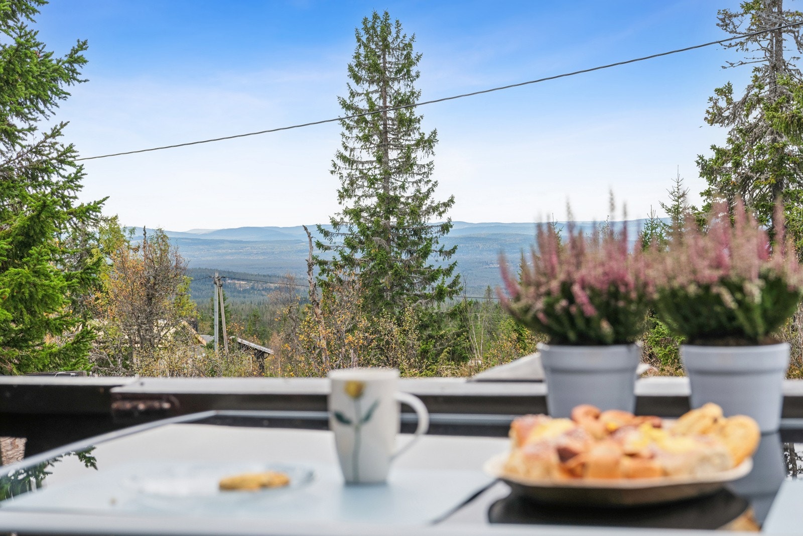 Ute på terrassen er det rom for flere sittegrupper og utegrill. Her kan du nyte utsikten over en god middag Galleribilde