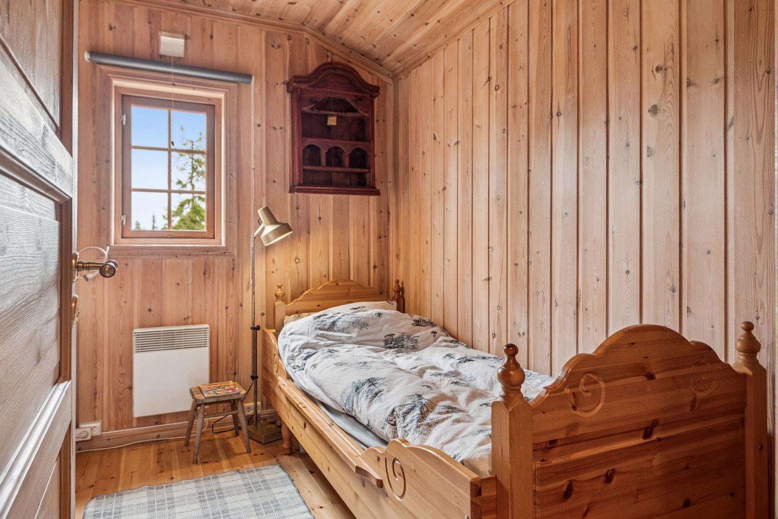 Soverom 2 med koselig preg og rom for både seng og garderobeinnredning Galleribilde