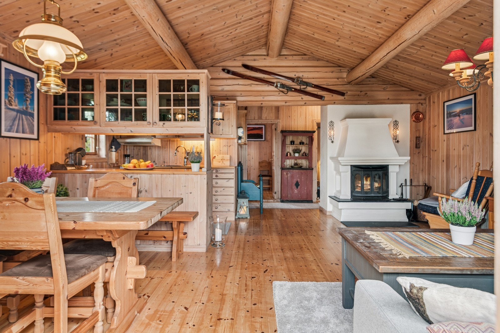 Hele hytta har et lunt og behagelig preg med ubehandlet trepanel. Dette gir en god atmosfære i tillegg til at den er klar for å beises om ny eier ønsker å sette sitt eget preg. Galleribilde