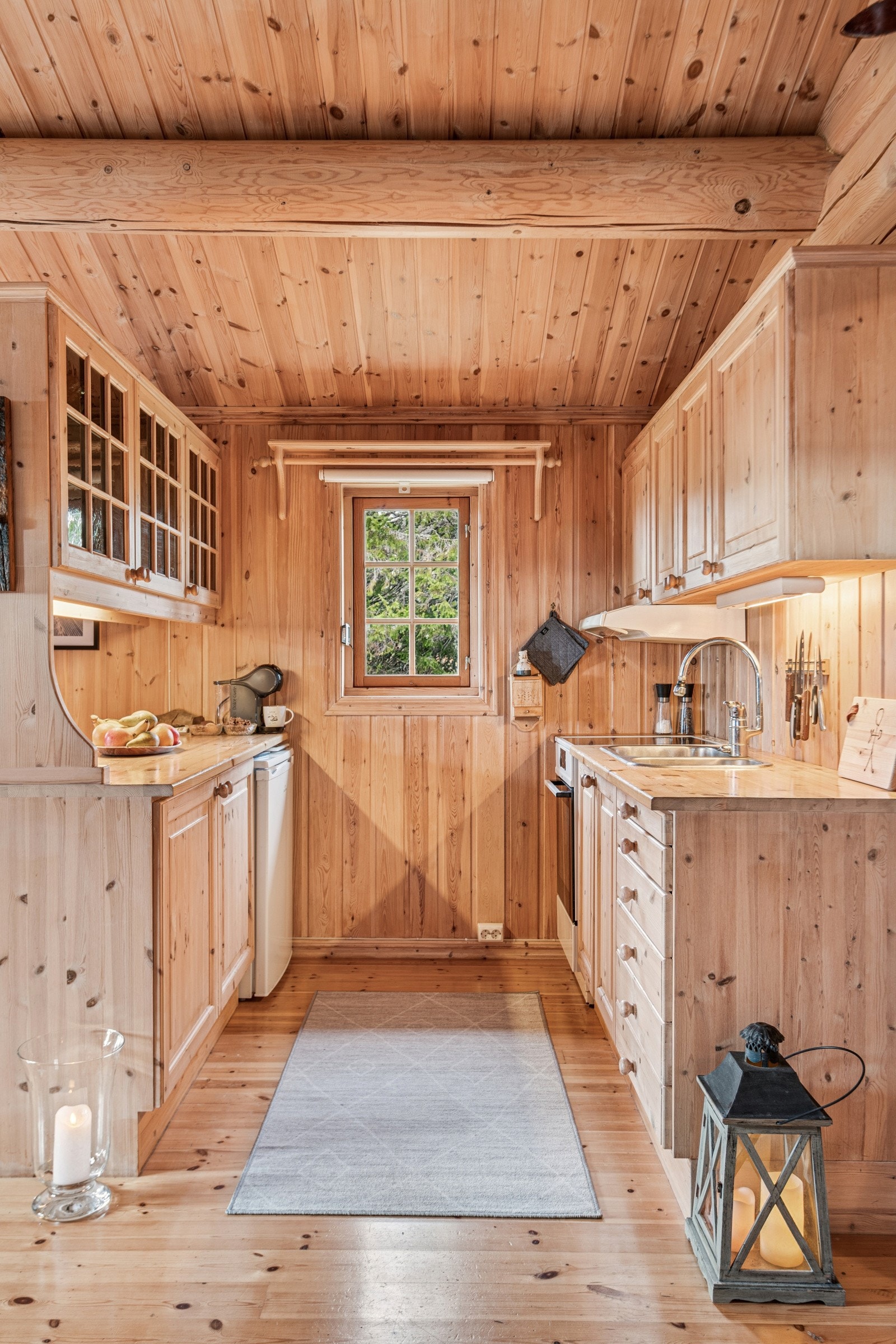 Her har du også fine arbeidsflater og ekstra overskap mot spisestue. Galleribilde