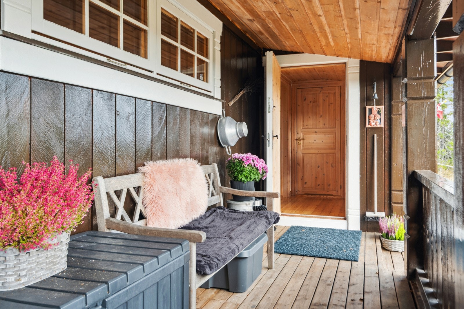 Du ønskes velkommen ved en overbygd og romslig svalgang med plass for utemøbler. Her er det også adkomst til en god bod. Galleribilde