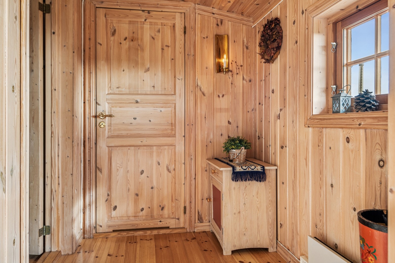 Entreen har omkledsningsplass og enkel adkomst til badet i hytta. Galleribilde