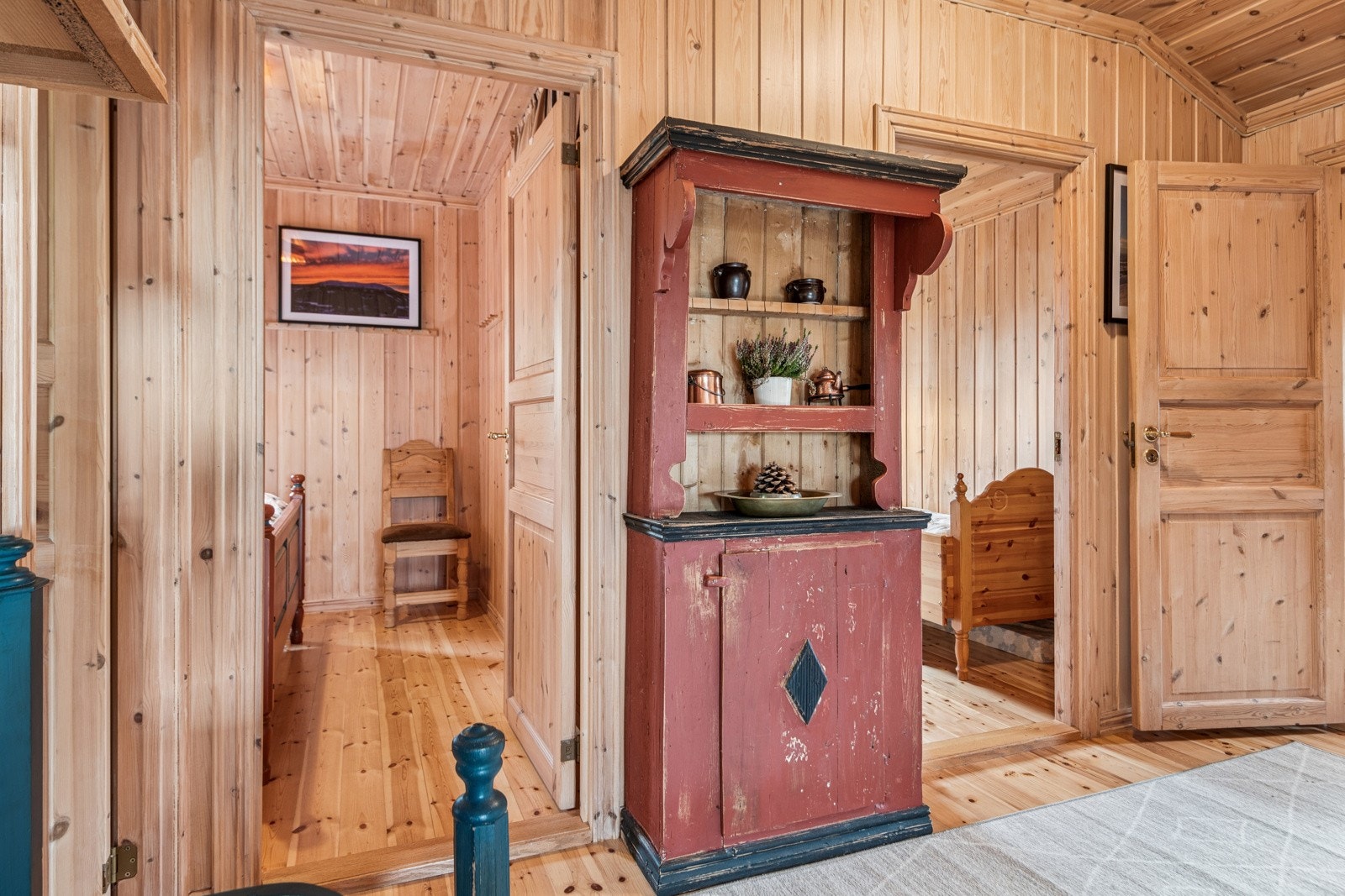 Gangen har adkomst til tre soverom og videre dels åpen løsning inn til stue/spisestue og kjøkken Galleribilde