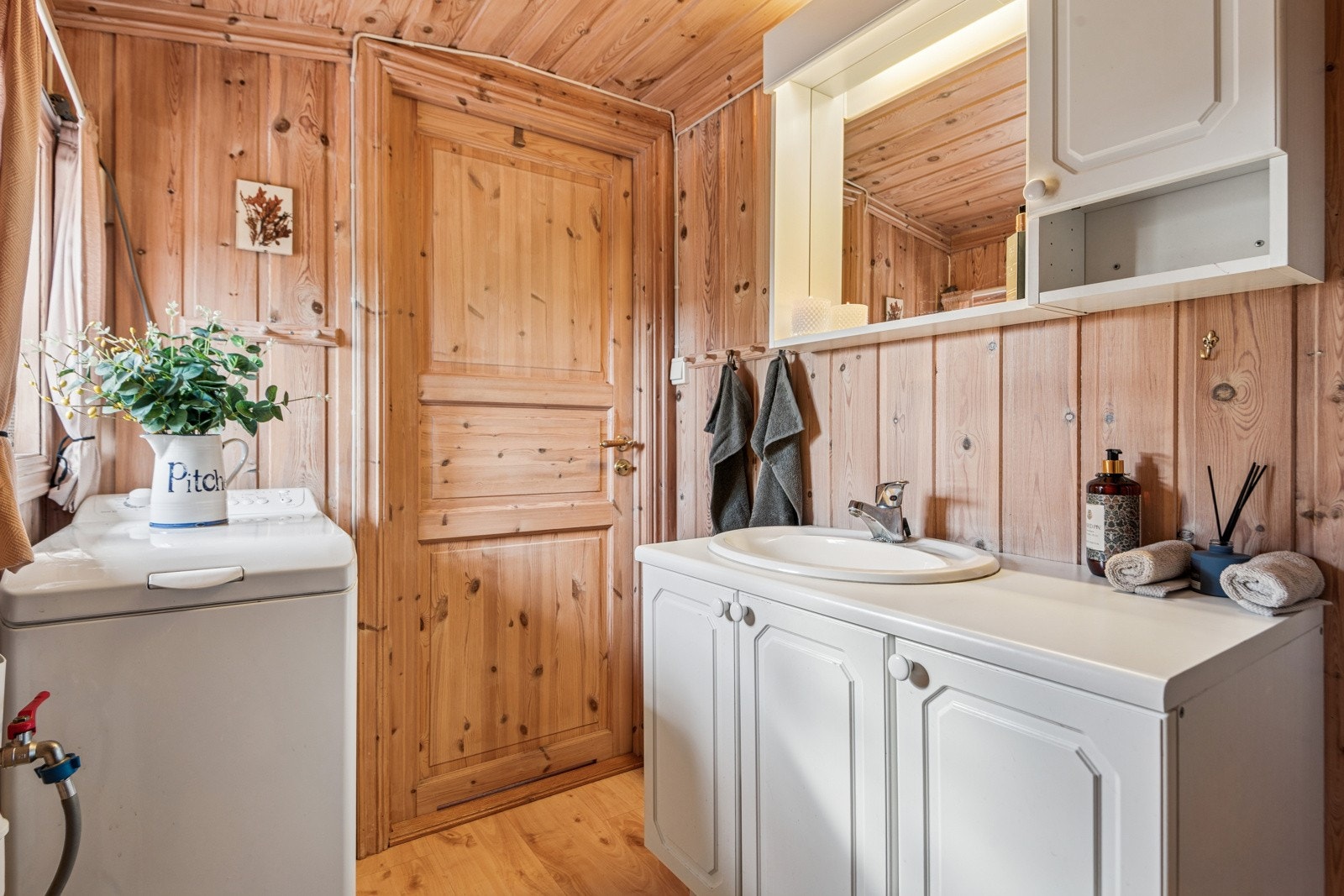 Badet har også vaskemaskin. Galleribilde