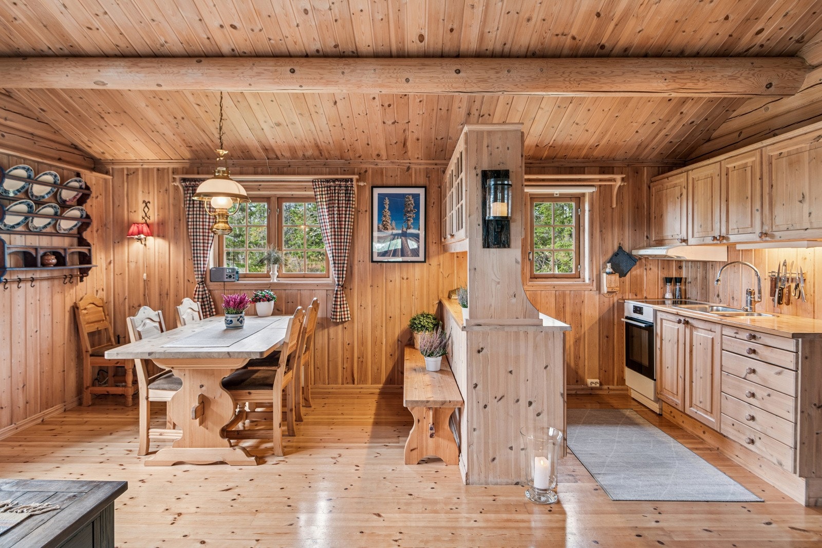 I dag er stuen innredet med en romslig sofagruppe og stor spisestuedel. Kjøkkenet er godt plassert for å utnytte boarealet best mulig Galleribilde