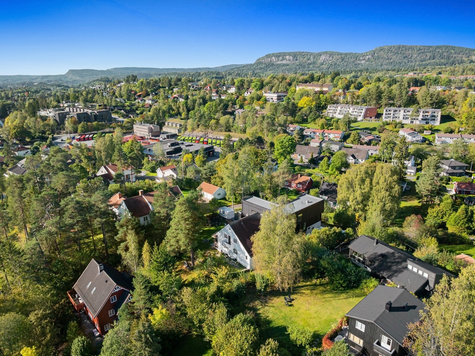 Området byr på et bredt servicetilbud og svært gode kollektivmuligheter via buss og T-bane. Galleribilde