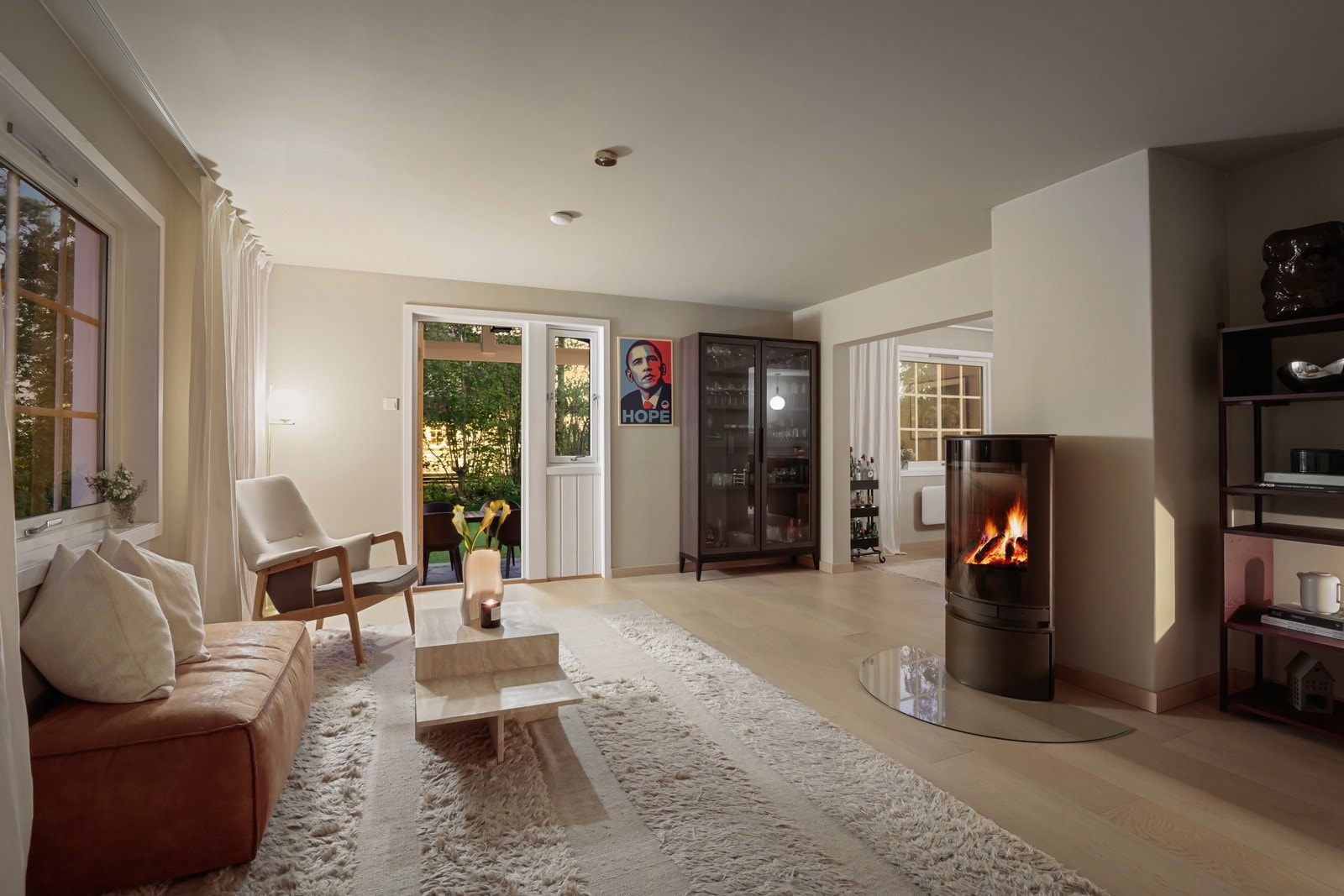 TV-stue, stue og spisekjøkken ligger på rekke - Store vindusflater med lysinnslipp fra to himmelretninger. Galleribilde