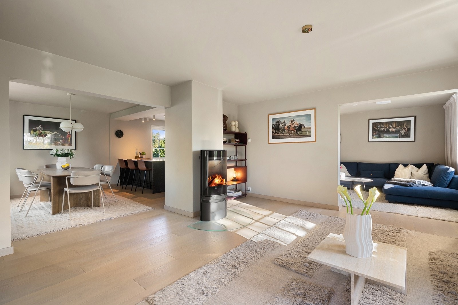 Hovedetasjen er malt i en delikat fargepalett og peisovn med glassfelt sørger for estetisk blikkfang og effektiv varme. Galleribilde