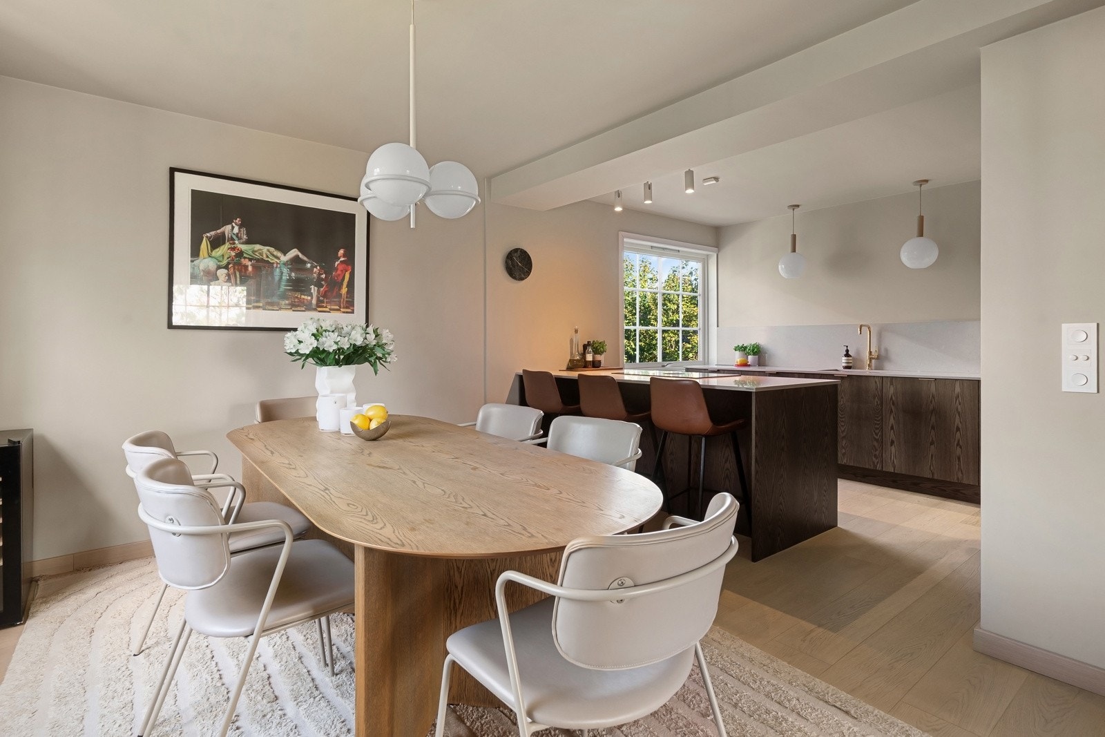 Spisekjøkken av god størrelse og fin plass til langbord - Vindusflater i tre himmelretninger. Galleribilde