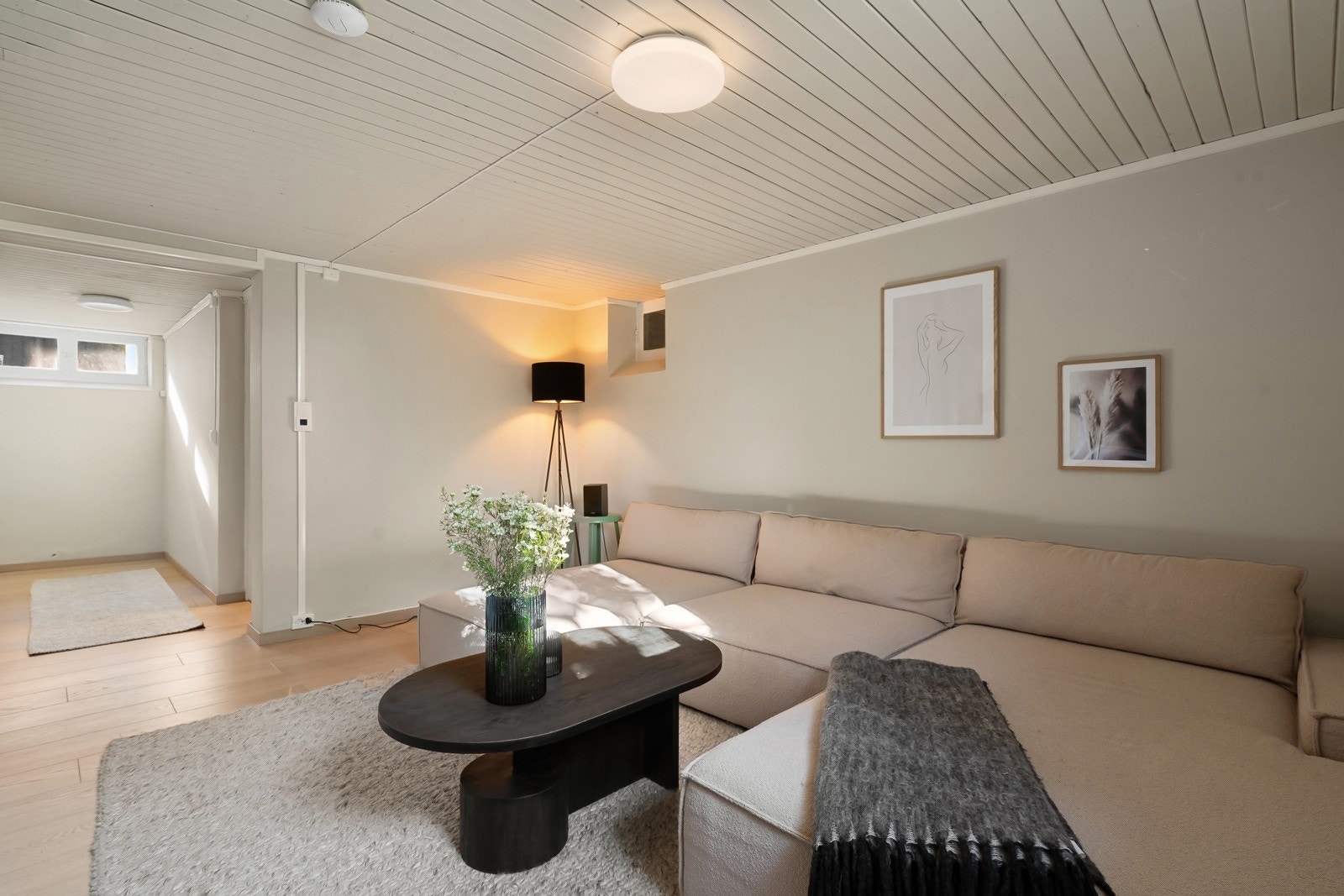 Det foreligger ferdigattest på bruksendring av kjeller fra tilleggsdel til hoveddel - Romventilasjon etablert i stuen. Galleribilde