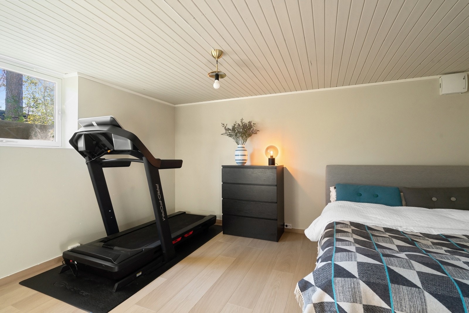 Boligens fjerde soverom er plassert i underetasjen og har egen romventilasjon som gir et sunt og godt inneklima. Galleribilde