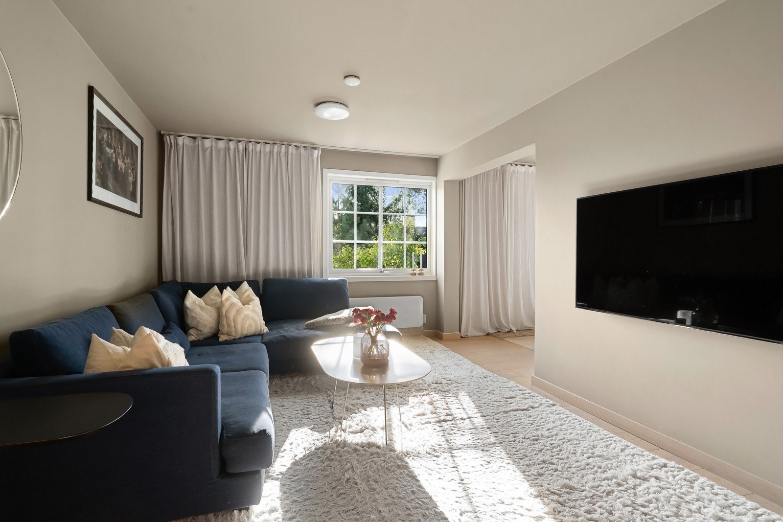 I 2022 ble boligen modernisert med ombygging og oppussing av 1. etasje og underetasjen, samt overflateoppussing av 2. etasje. Galleribilde