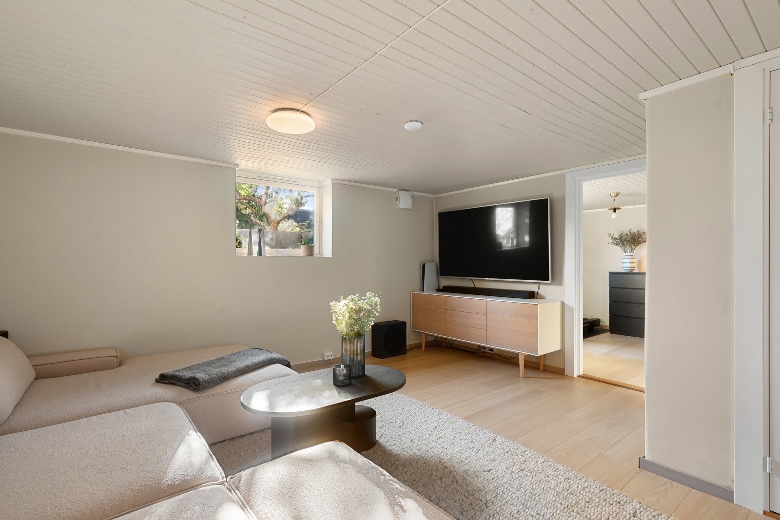 Praktisk stue i underetasjen med fin plass til stor salong med tilhørende møblement. Galleribilde