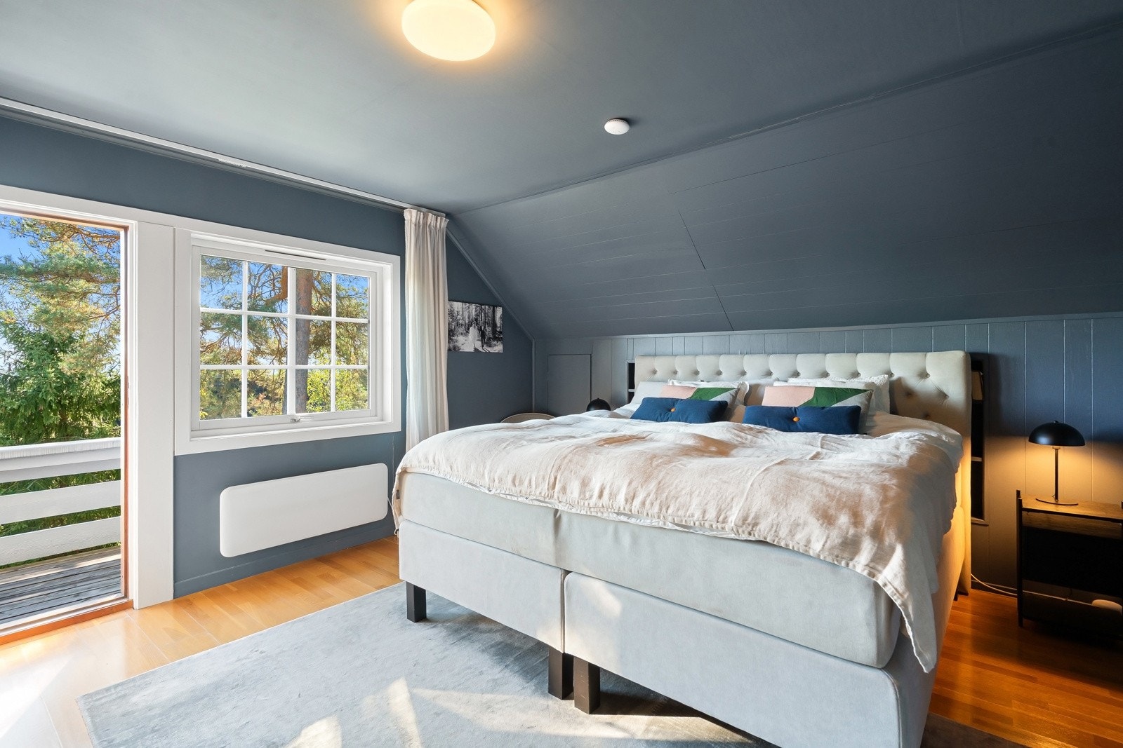Stort og luftig hovedsoverom med god plass til stor dobbeltseng med tilhørende møblement. Galleribilde