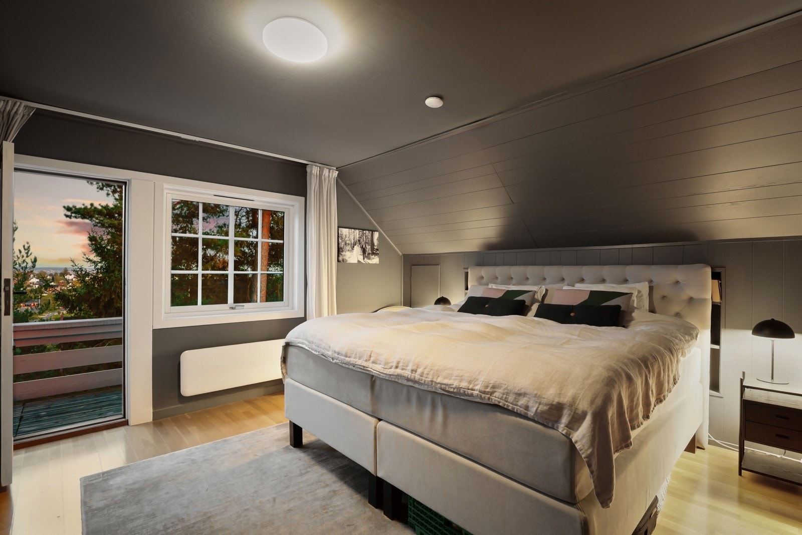 Boligen byr på fire soverom av god størrelse - Tre praktisk samlet i 2. etasje og ett i underetasjen. Galleribilde