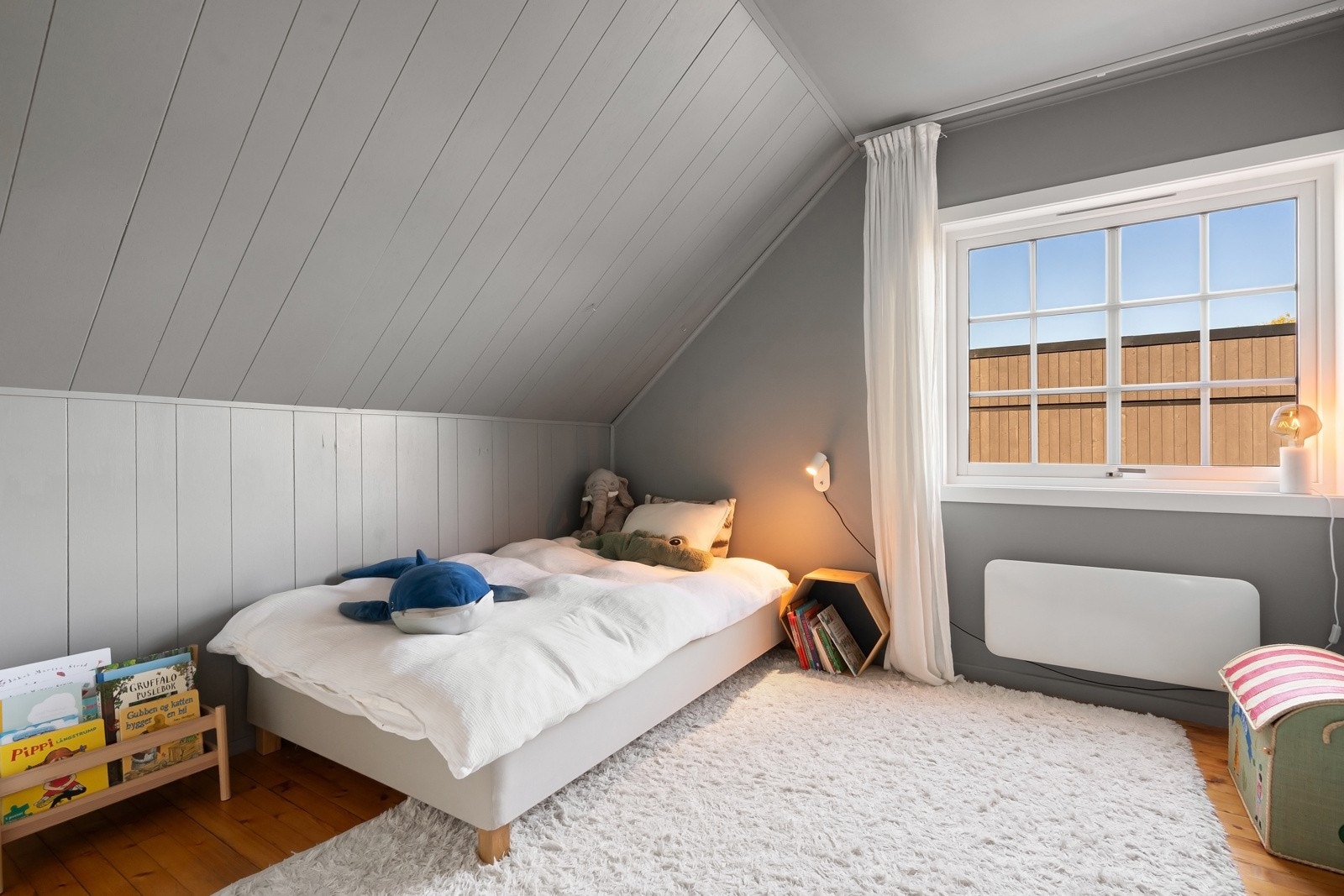 Soverom nr. 3 er av tilsvarende størrelse som soverom nr. 2 - Begge barnerommene er utstyrt med garderobeskap. Galleribilde