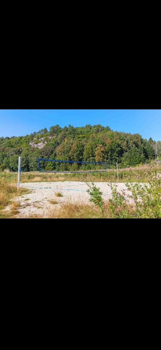 Volleyballbane rett utenfor stuedøra Galleribilde