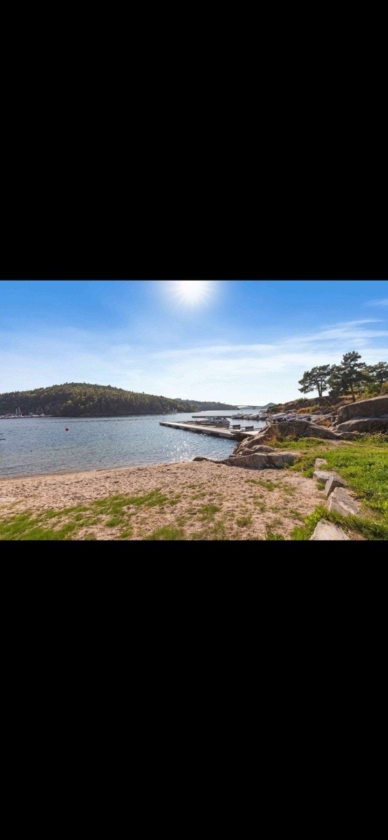 Koselig usjenert strand rett utenfor stuedøra Galleribilde