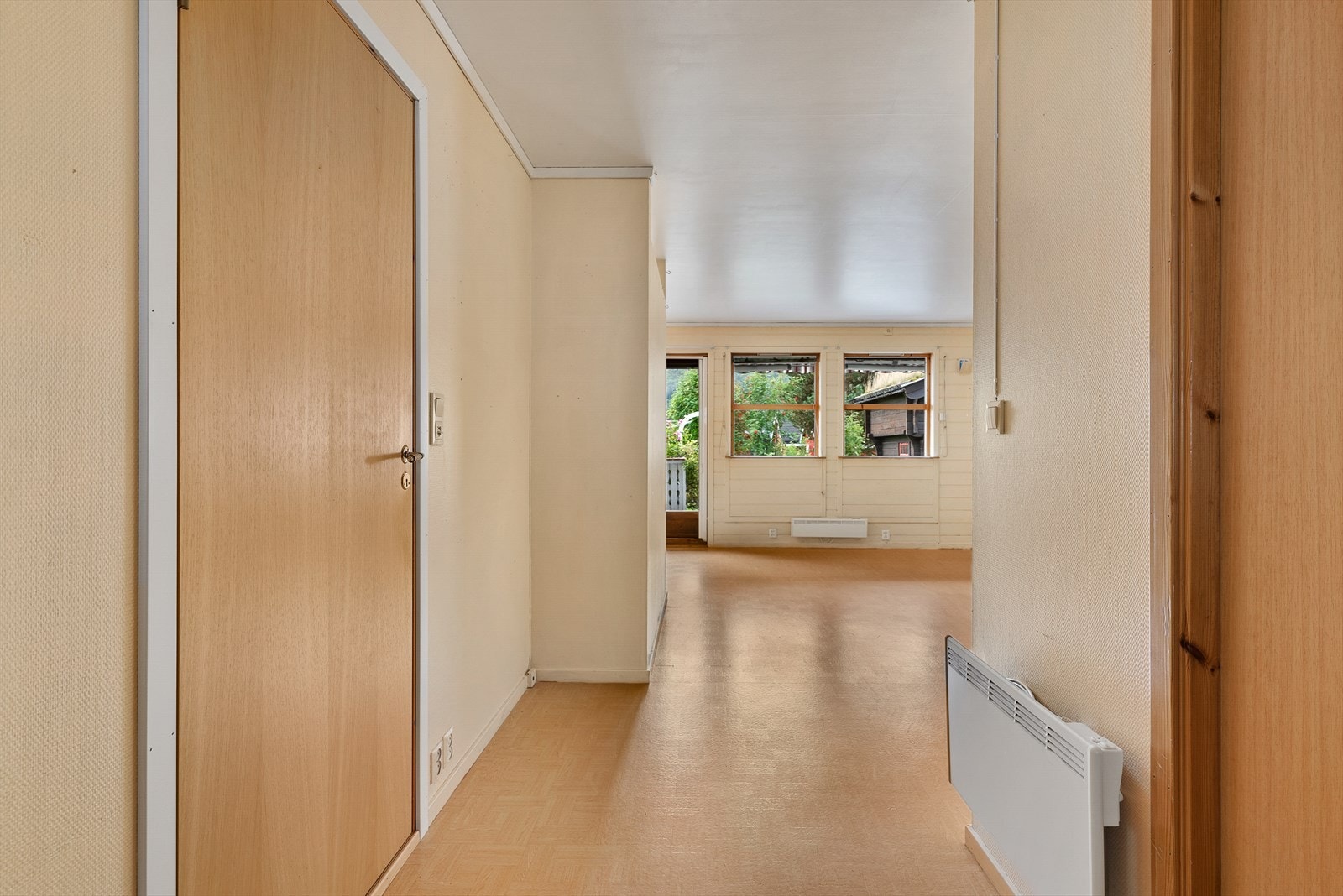 Overflater har lyse farger og det er belegg på gulv. Galleribilde