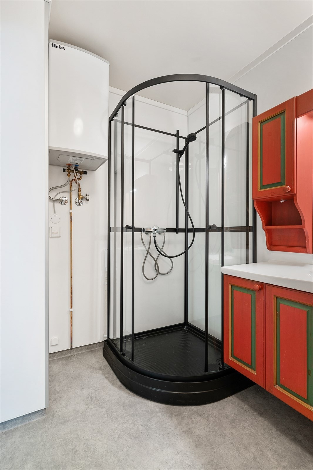 Rommet har en praktisk innredning og tidsriktig dusjkabinett. Galleribilde