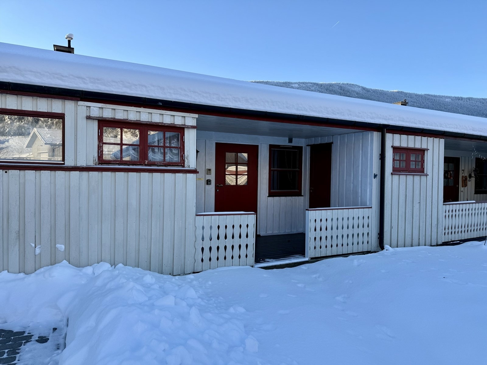 Velkommen til Hageskogen 6! Leiligheten fra 1990 har flat og trappefri adkomst. Galleribilde