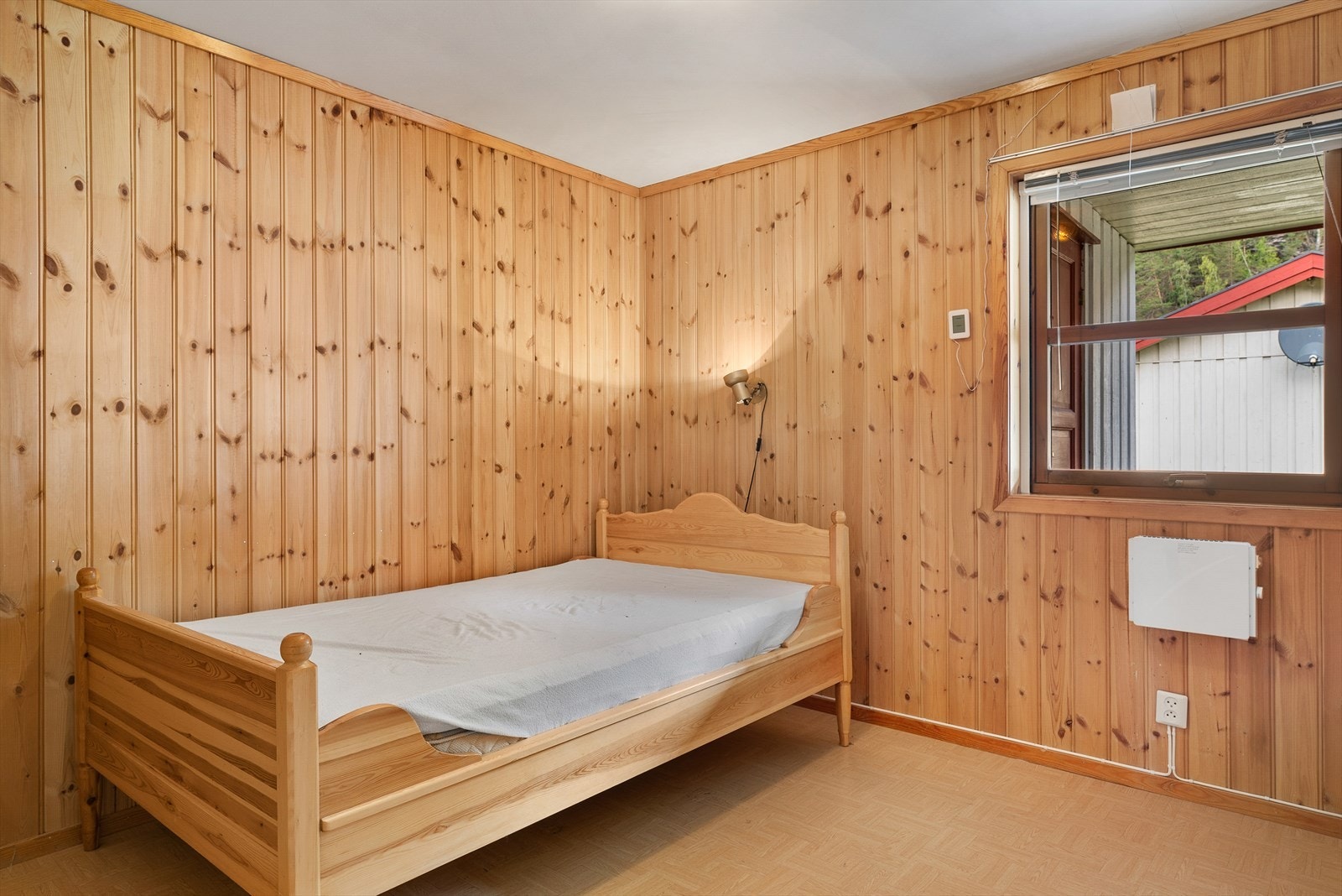 Lunt og trivelig soverom med panelte vegger. Galleribilde