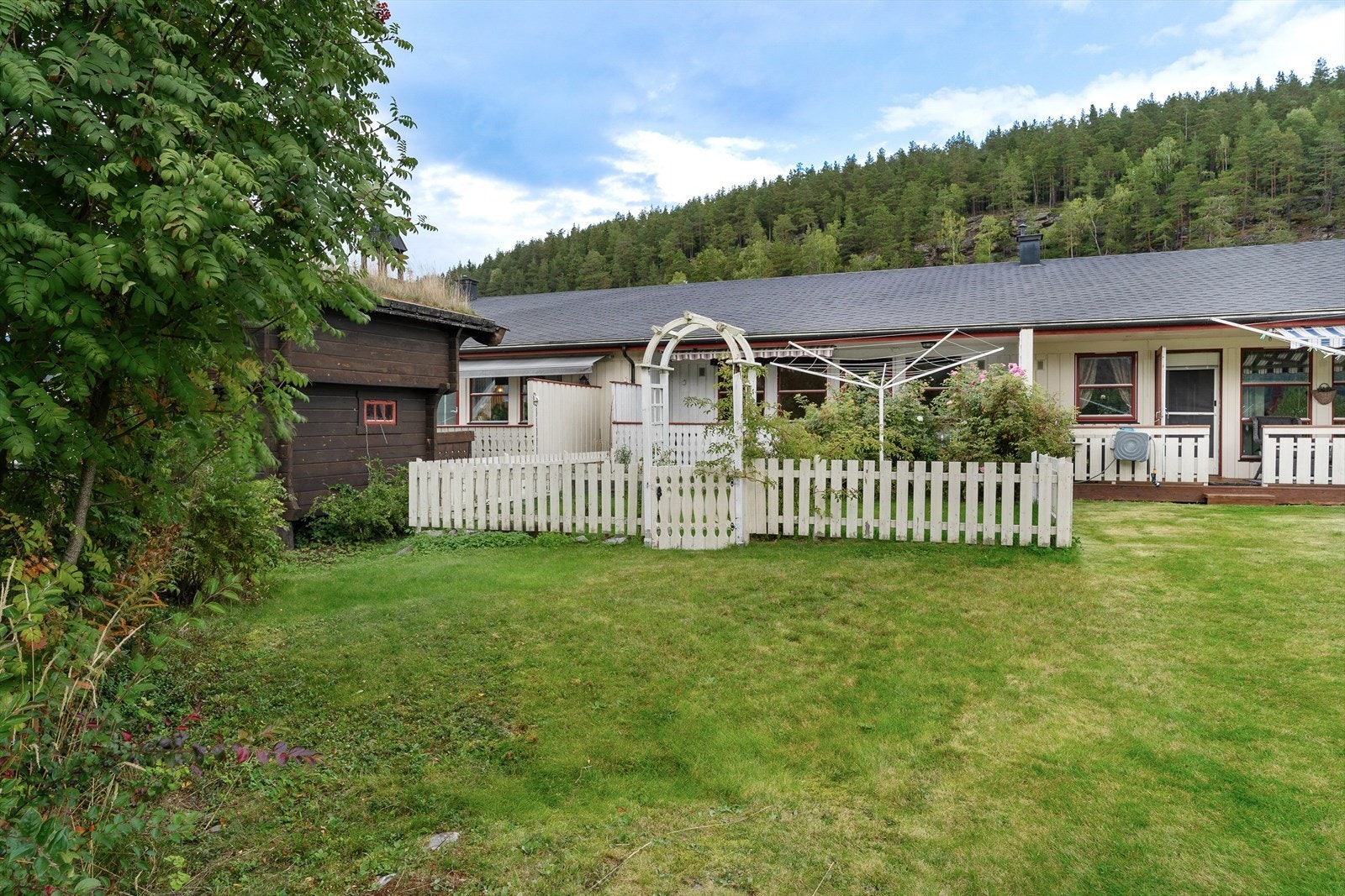 Lettstelt eierleilighet på ett plan, med en liten hage. Galleribilde