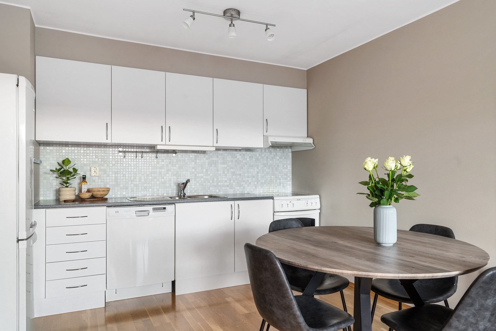 Leiligheten gir et positivt inntrykk og fremstår som godt vedlikeholdt med TG1 på stue og kjøkken. Galleribilde