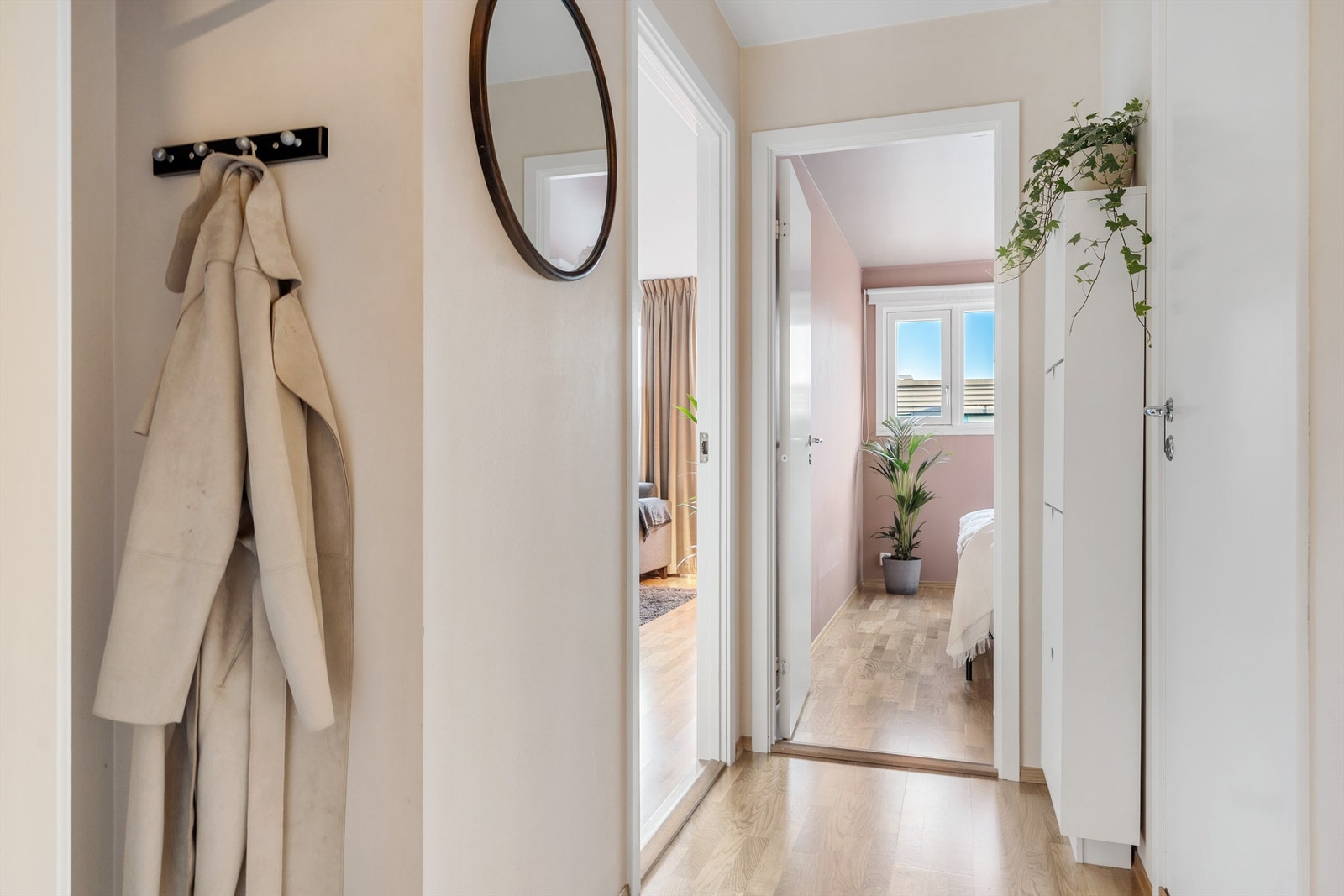 Entréen måler 3 kvm og har god plass til oppheng og oppbevaring av yttertøy og sko. Galleribilde