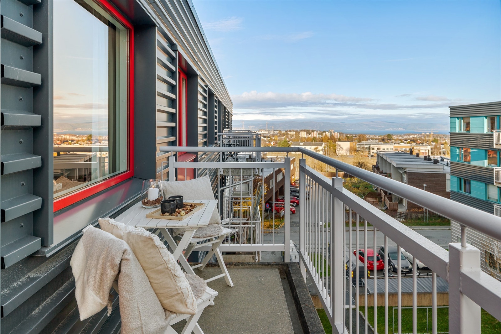 Fra stuen har man tilgang på en balkong på 4 kvm med flott utsikt. Galleribilde