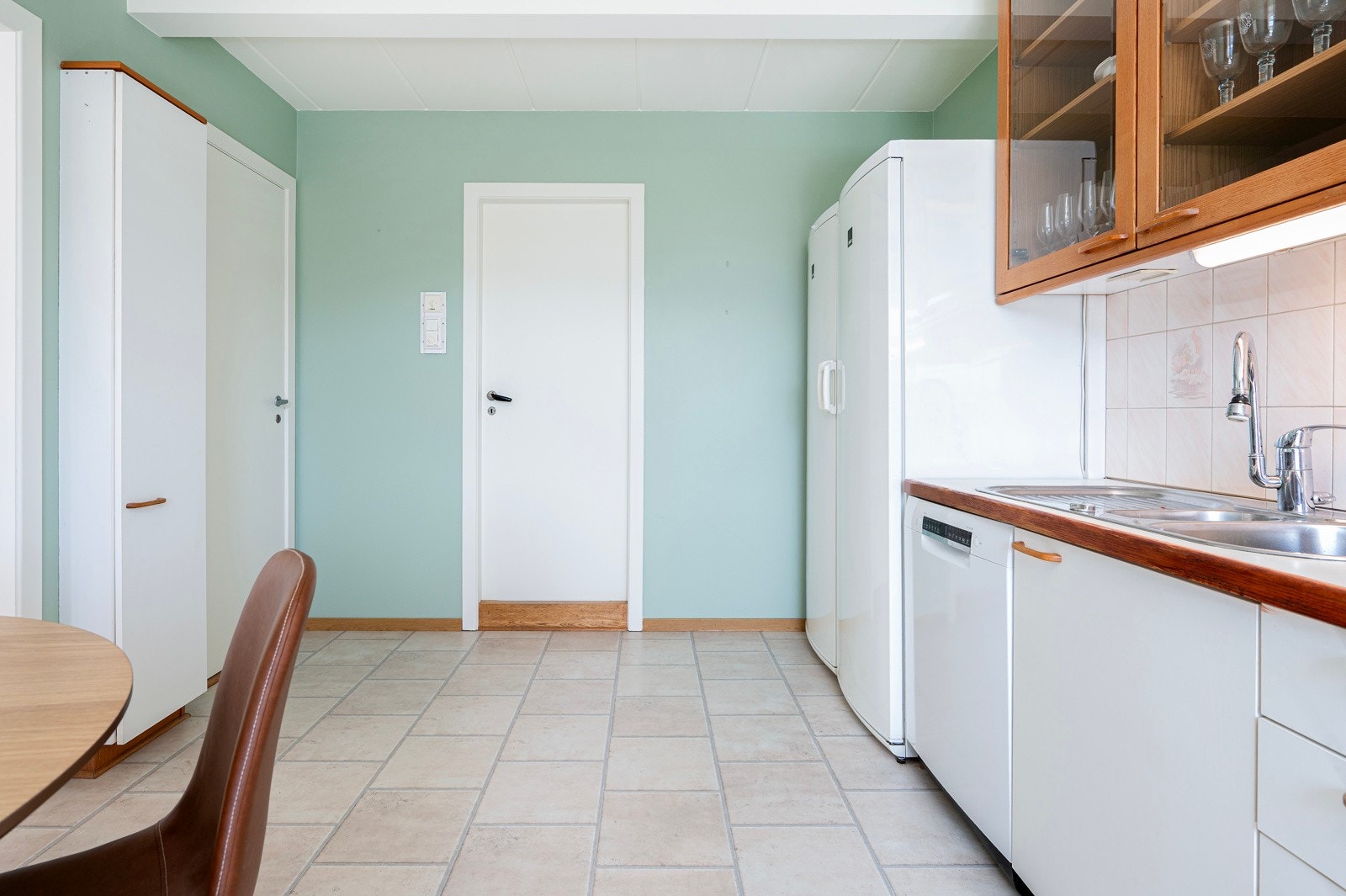 Fra kjøkkenet er det inngang til bad. Galleribilde