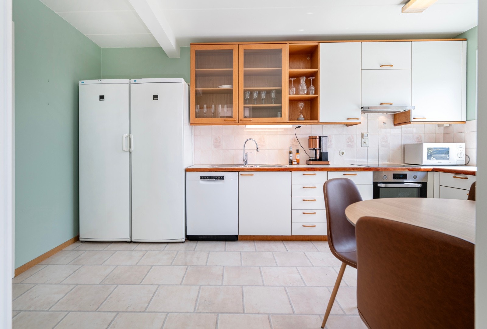 Kjøkkenet er romslig med gode løsninger. Det er potensiale for å åpne opp veggen inn til stuen om ønskelig. Galleribilde