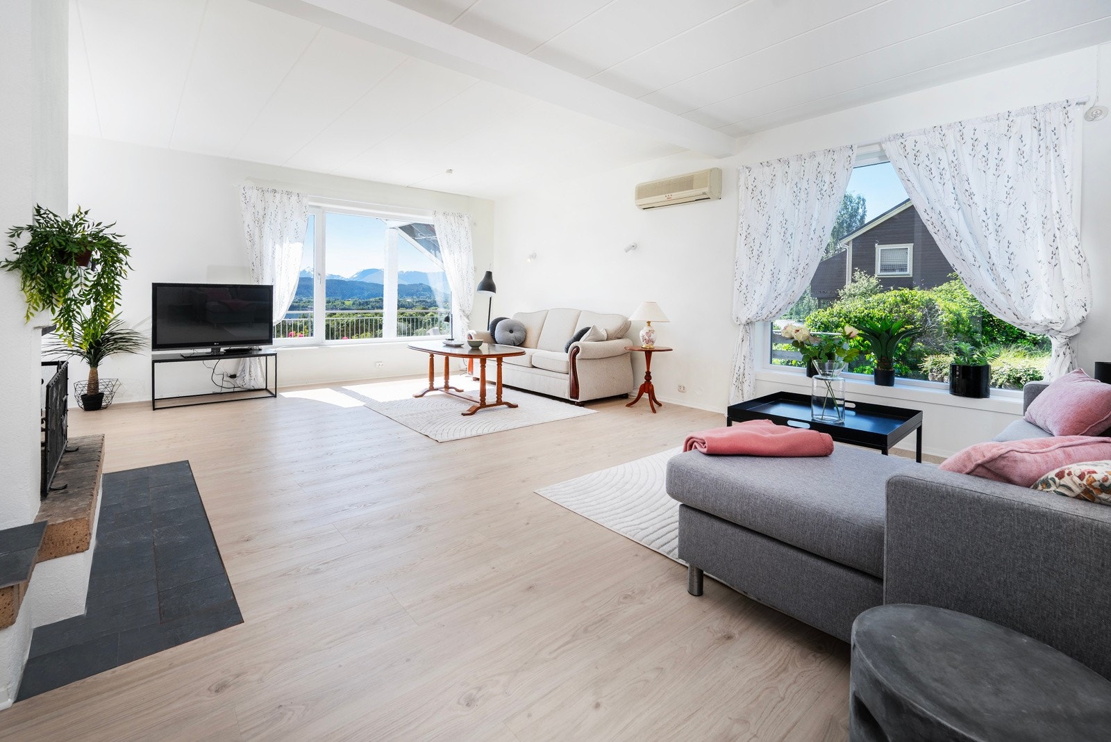 Stuen er stor og romslig med mye dagslys. Her er det god plass til møblering med både flere sittegrupper, og spisestue. Galleribilde