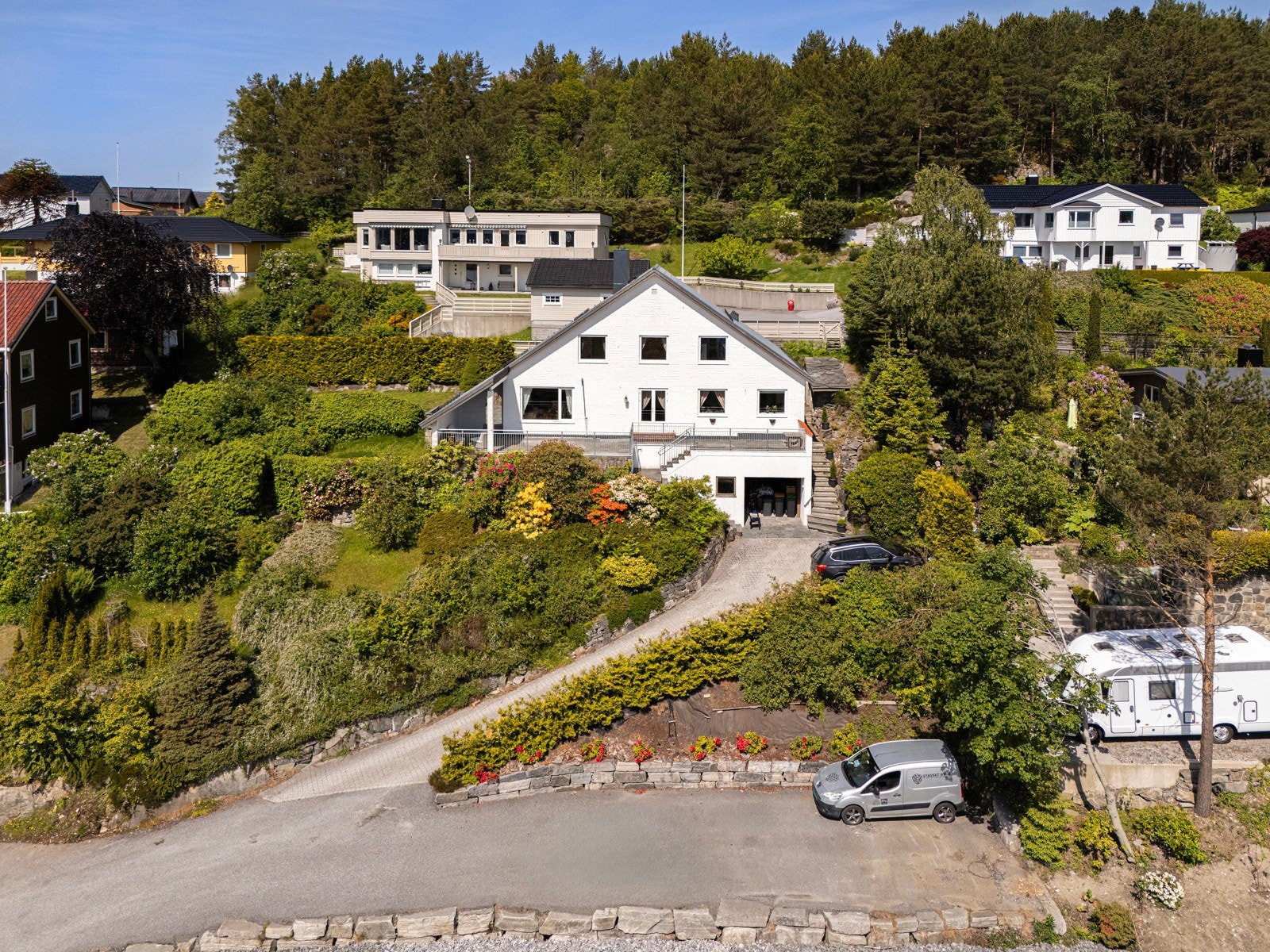 Det er god plass til parkering på tomten - både ved huset og nedenfor. Galleribilde