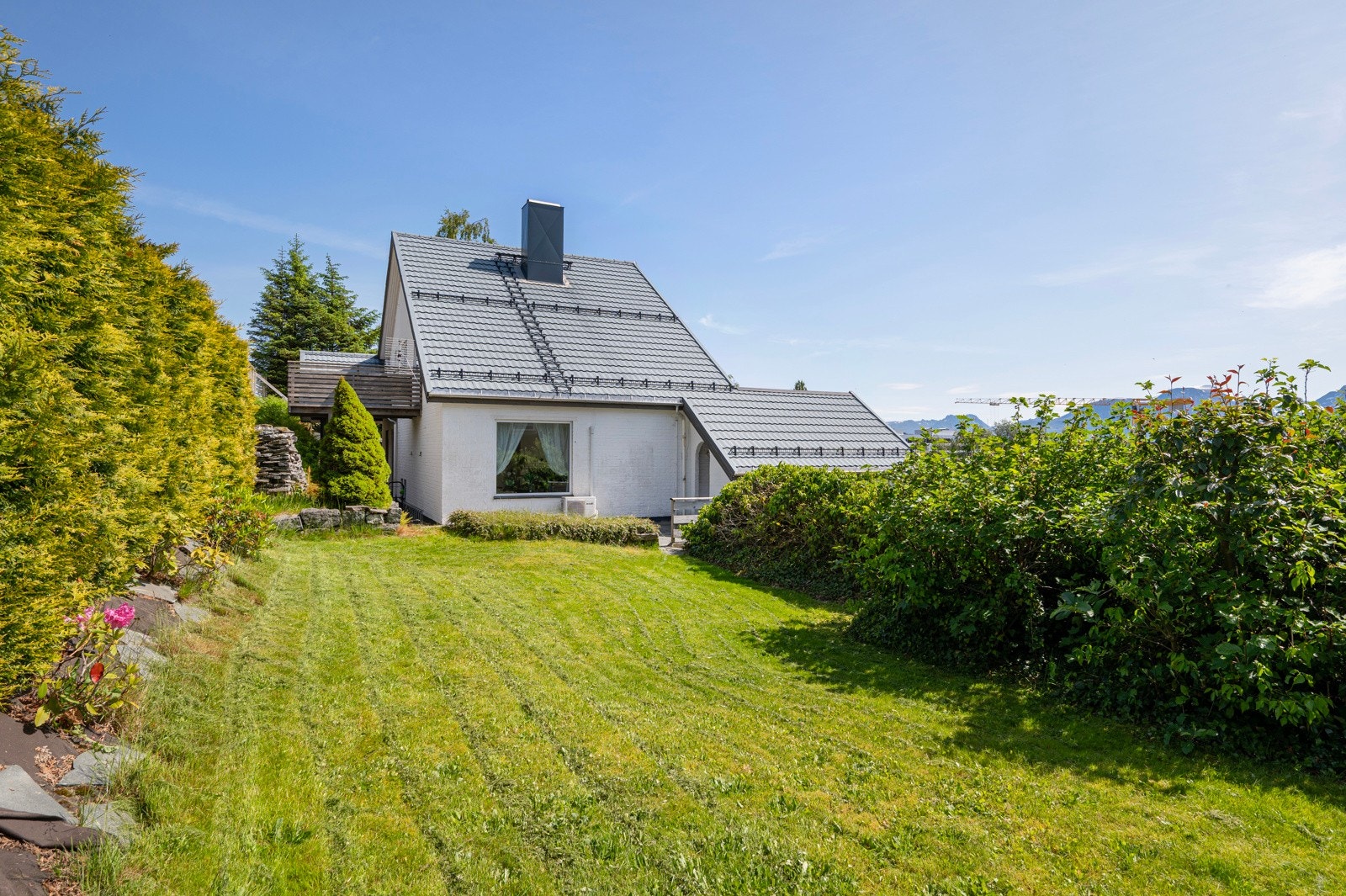 Mot vest er det en romslig plen med god plass til lek både med og uten ball, og kanskje en trampoline? Galleribilde