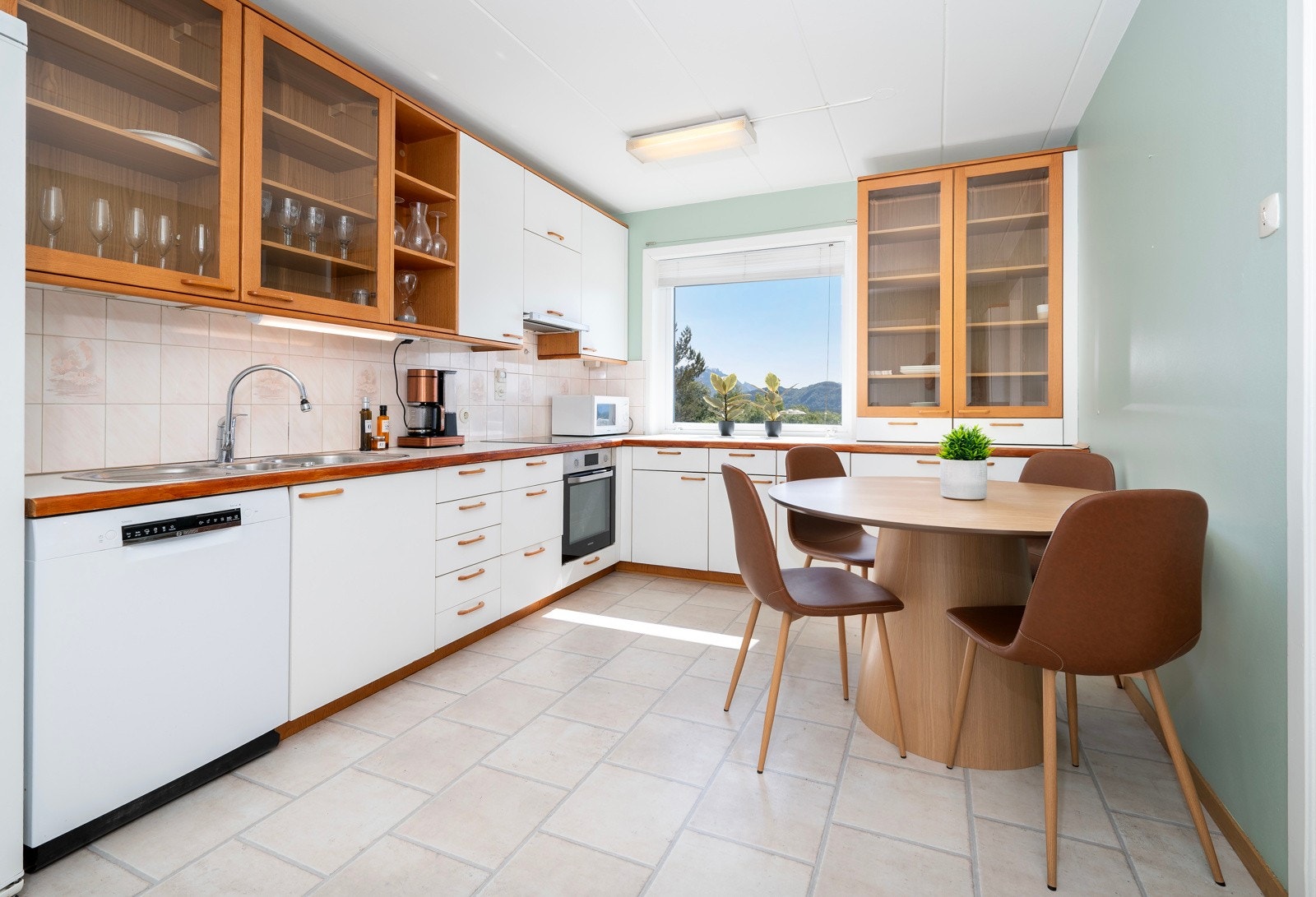 Kjøkken med innredning i laminat. Her er mye skap- og benkeplass. Her er også plass til kjøkkenbord. Galleribilde