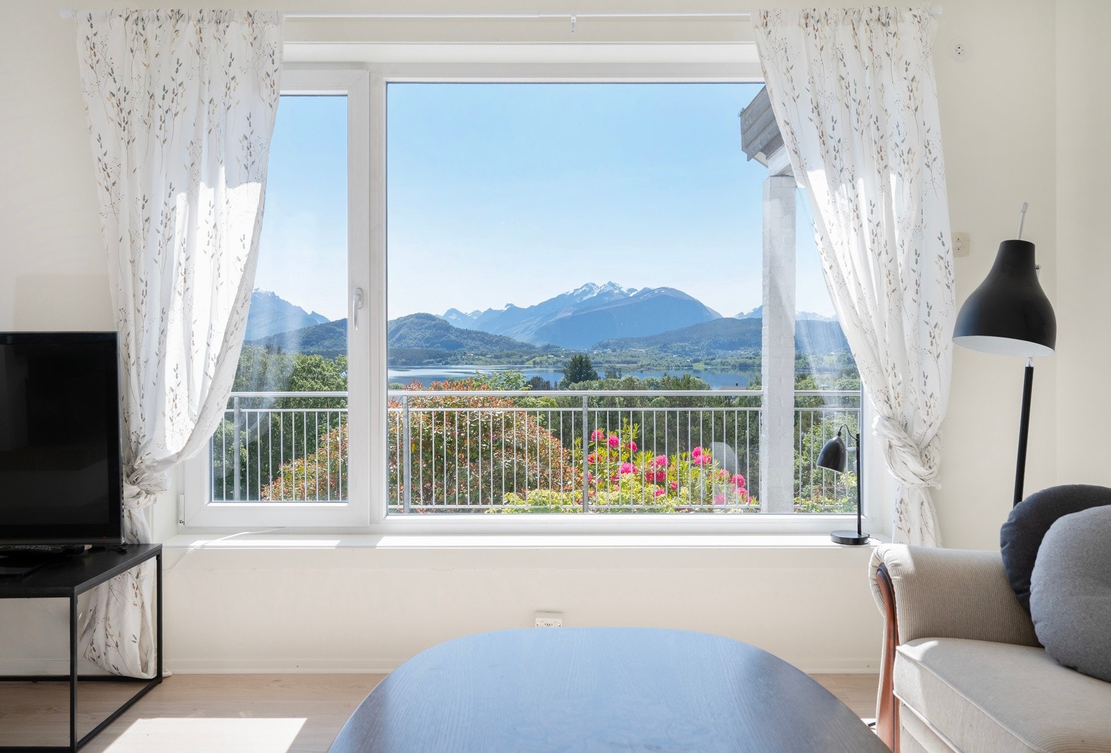 Det er store vinduer mot den nydelige utsikten mot sør. Her får man følge med på hvordan årstidene endrer utsynet. Galleribilde