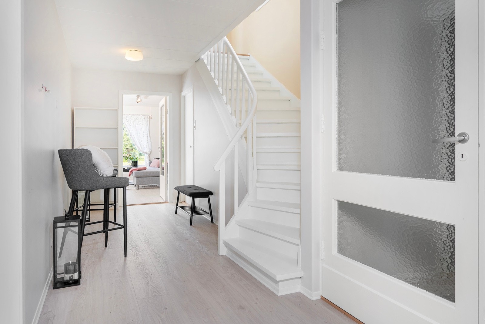 Fra gangen er det trapp opp til loftet. Eiendommens entré ligger til høyre i bildet. Galleribilde