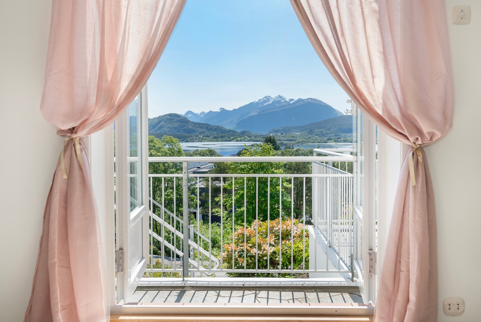 Det er tofløyet dør ut til verandaen fra stuen. Galleribilde