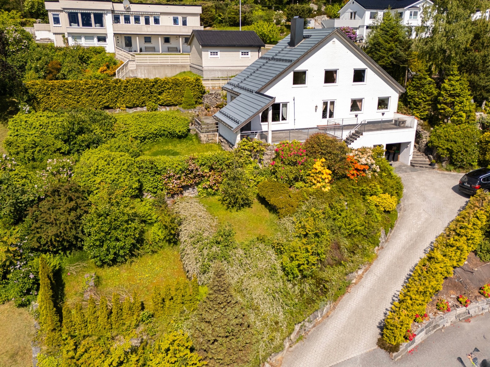 Tomten er på hele 1,2 mål og ligger med sørvendt helling. Galleribilde