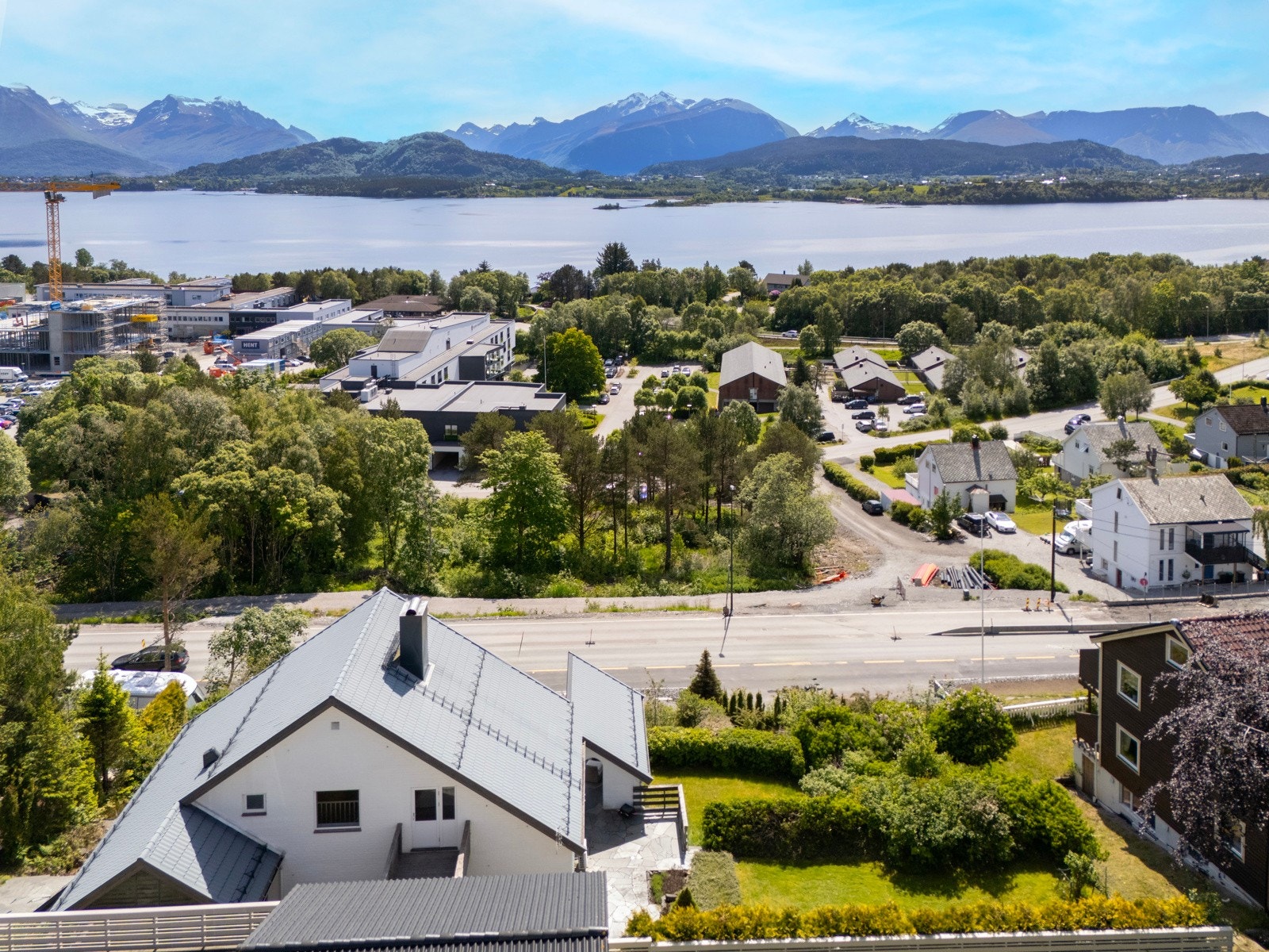 Fra eiendommen har man nydelig utsikt over Borgundfjorden og langt innover Sunnmørsalpene. Galleribilde