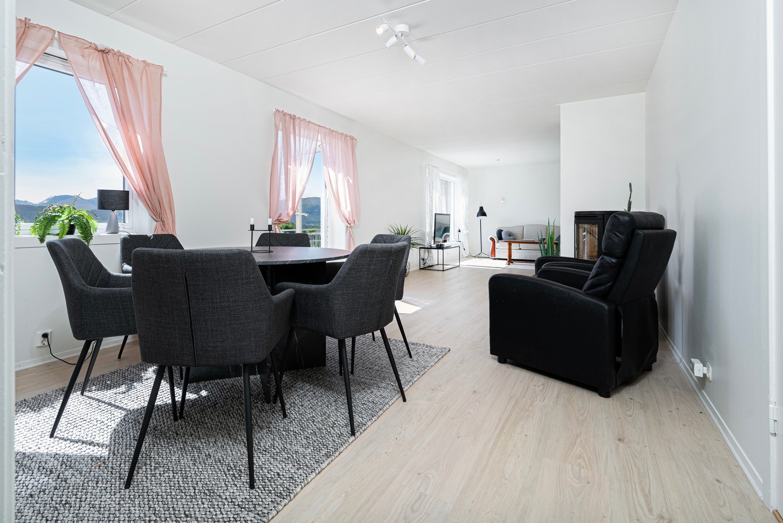 Det er god plass til spisestue ved kjøkkenet. Galleribilde